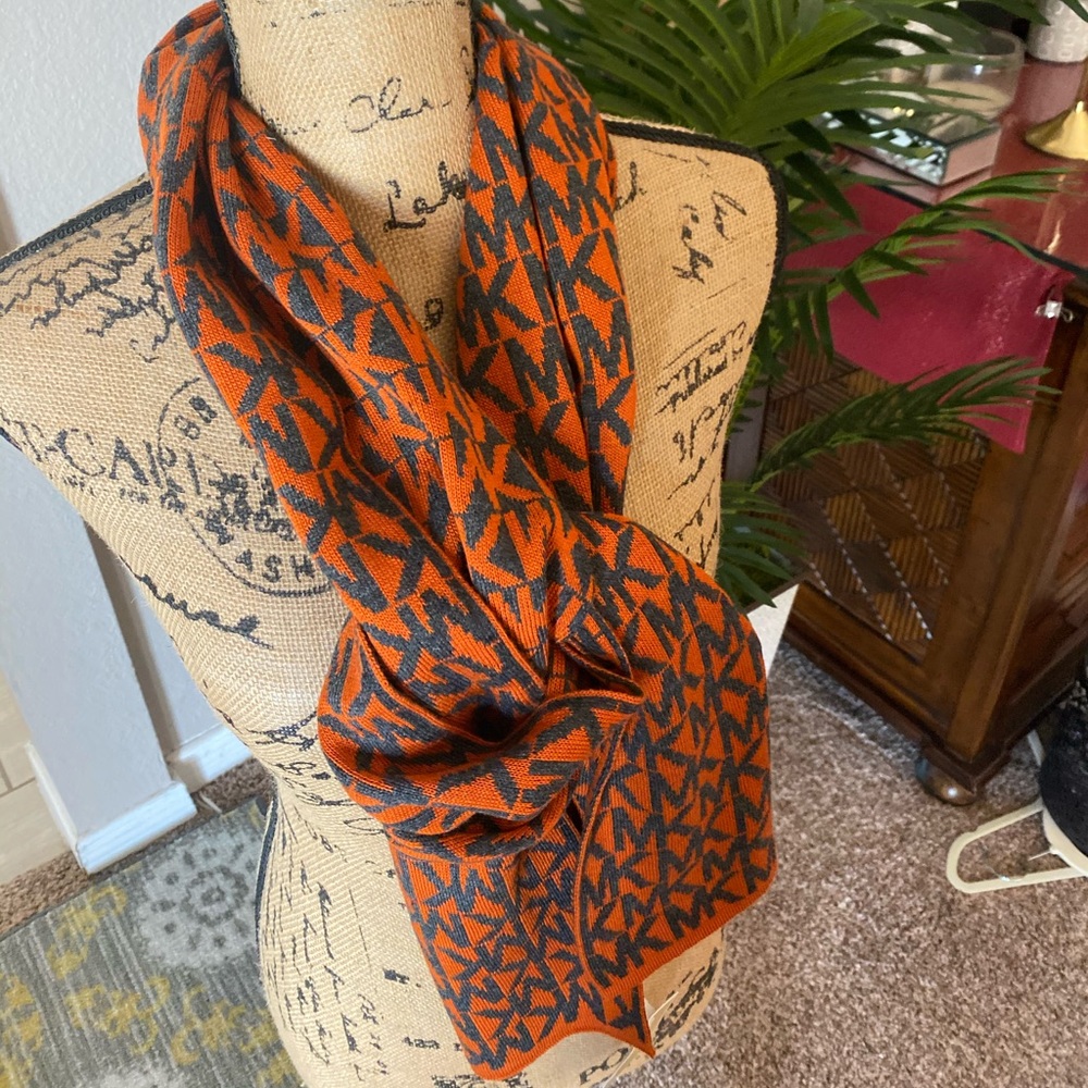 Scarf and hoodie - Michael Korz